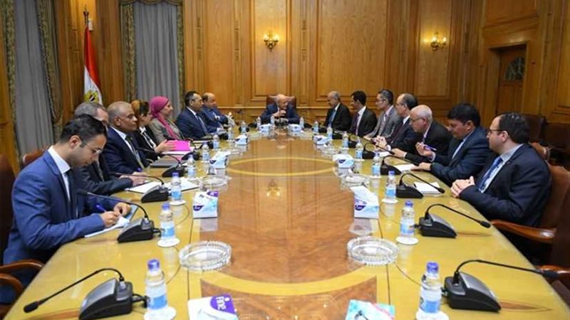 العصار يشهد توقيع