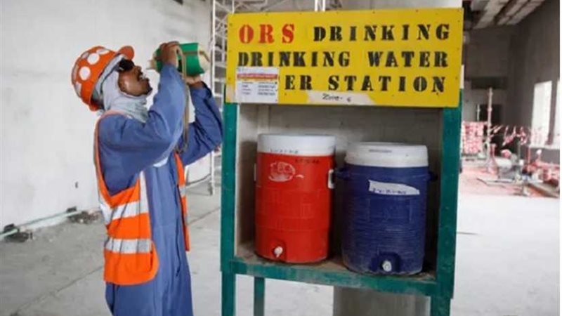 الجارديان: مئات العمال