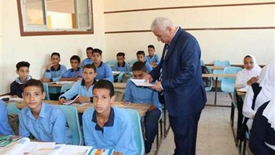 شهادتا تقدير لمديري مدرستين بوادي النطرون 