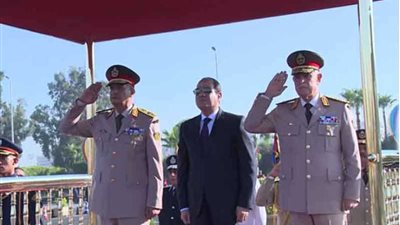 الرئيس السيسي يضع أكاليل الزهور على قبر الجندي المجهول والزعيمين السادات وعبد الناصر (فيديو)