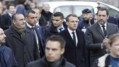 ماكرون يتفقد موقع الهجوم على مقر شرطة باريس