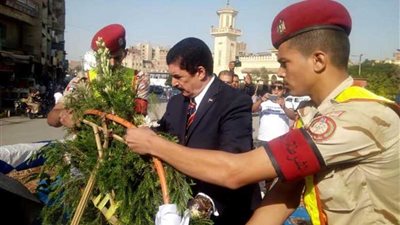 احتفالا بنصر أكتوبر.. محافظ القليوبية ومدير الأمن يضعان إكليلا من الزهور على قبر الجندي المجهول ببنها