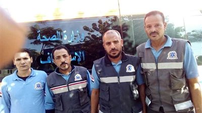 مسعفان وسائقان يسلمون 220 ألف جنيه عثروا عليها في حادث ببني سويف