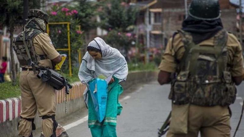 الآلاف في باكستان