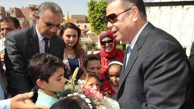 محافظ بني سويف يضع