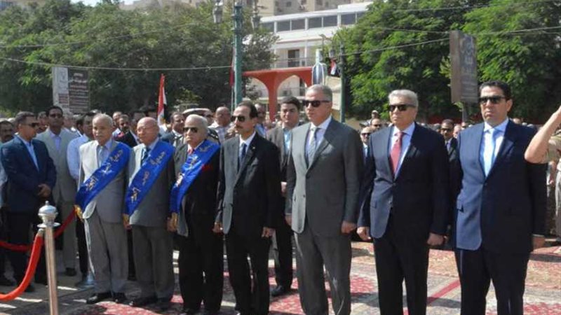 محافظ المنيا يضع