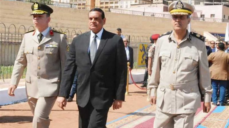 محافظ البحيرة يضع