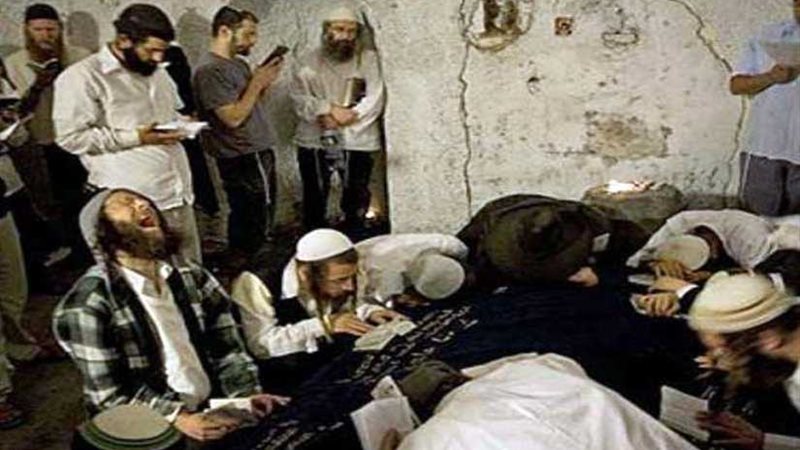 مئات المستوطنين يقتحمون