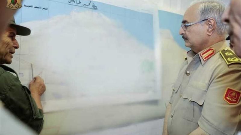 حفتر يستعرض مع قادة