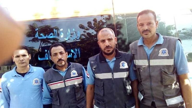 مسعفان وسائقان يسلمون