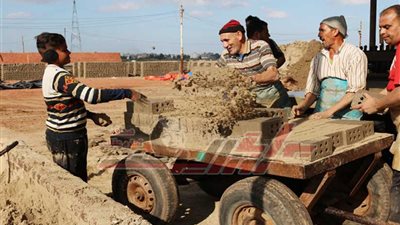 بالصور والفيديو.. شاهد مراحل تصنيع الطوب الأحمر