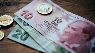 الليرة التركية تتراجع لأدنى مستوياتها منذ شهر