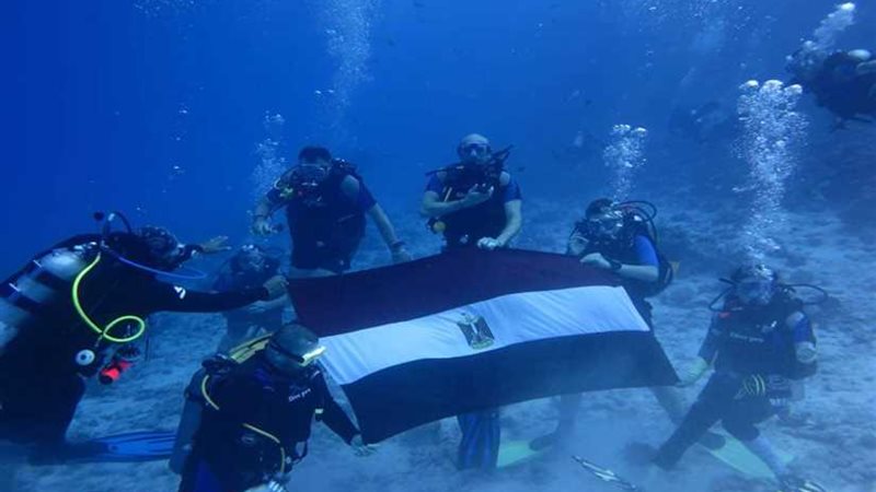 غواصون يحتفلون بنصر