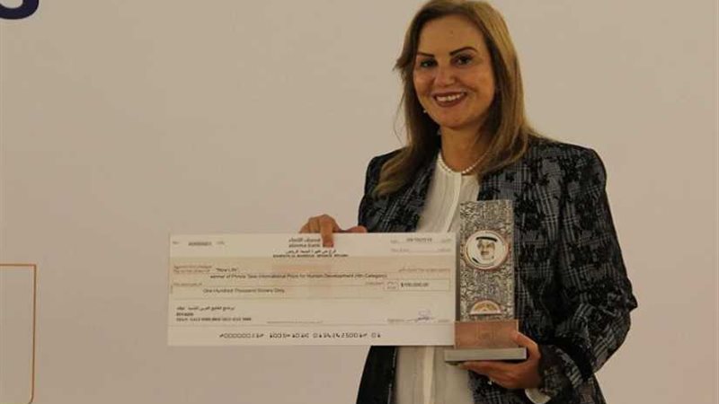 نوال مصطفى تتسلم