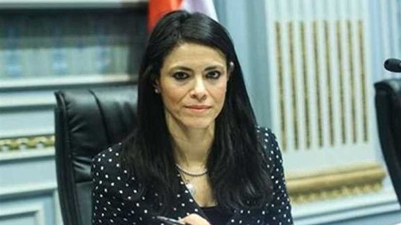 وزيرة السياحة ترحب