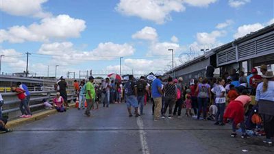 مهاجرون يغلقون معبراً حدوديًا بين الولايات المتحدة والمكسيك