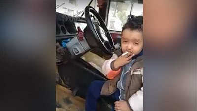 بالفيديو.. جريمة في حق الطفولة على مواقع التواصل الاجتماعي