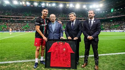 كريستيانو رونالدو يرد الجميل ويُكرم مكتشفه بقميص البرتغال