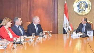 وزير التجارة يبحث مع وفد حكومي سويسري تعزيز التعاون المشترك