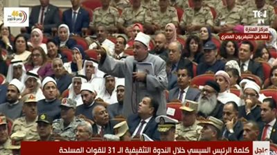 شيخ أزهري يقاطع الرئيس السيسي ويدعو لمصر باكيًا (فيديو)