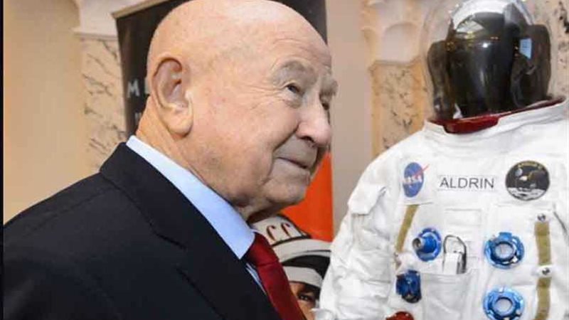 وفاة أول إنسان يسبح