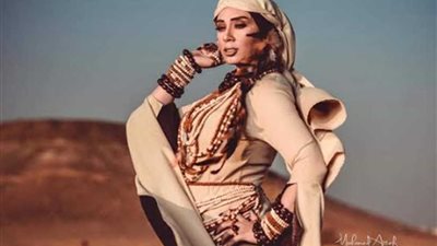 مصممة أزياء تدعو المرأة للتحرر من القيود ب