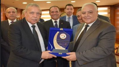 لاشين يهدي درع 