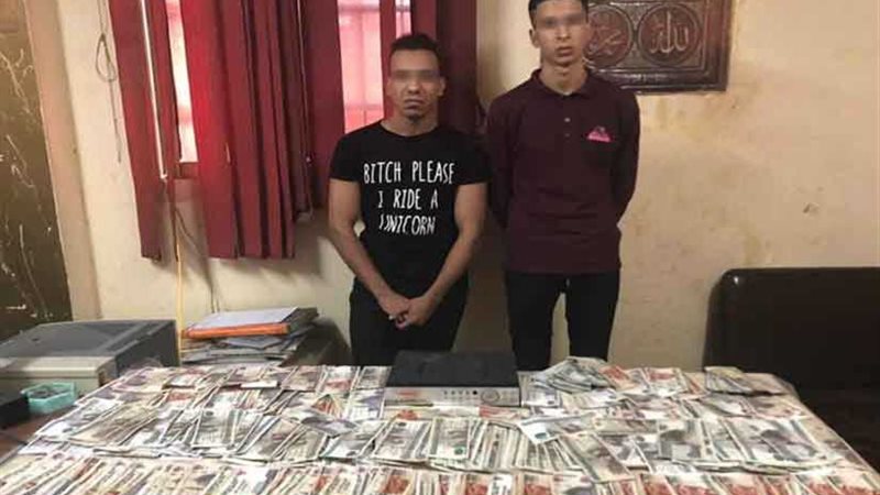 عاملان في مهمة إجرامية..