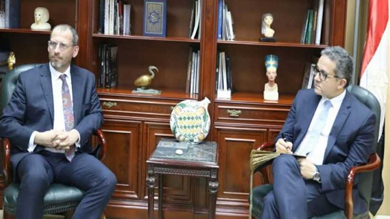 وزير الآثار يبحث