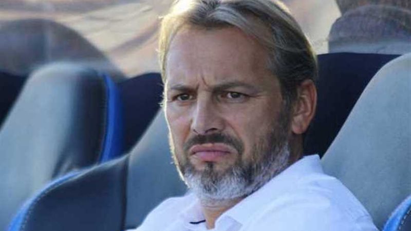 ديسابر يتابع مباراة