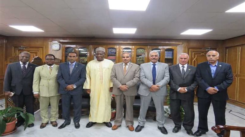 سفير الكاميرون يطلب