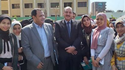 البدويهي يوزع الهدايا على طالبات كلية الدراسات الإسلامية بالفيوم