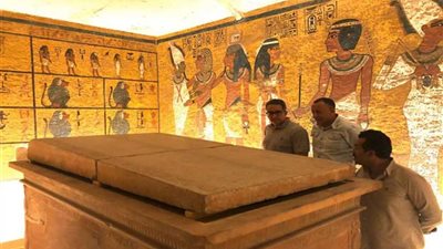 إعادة تركيب غطاء التابوت الحجري بمقبرة توت عنخ آمون