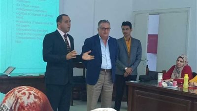 رئيس جامعة دمنهور يشارك في برنامج ختام إدارة الحوكمة في المنشآت الصحية