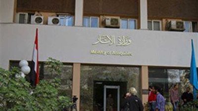 الآثار: إحالة سائح أجنبي لشرطة السياحة والآثار لتسلقه هرم خوفو