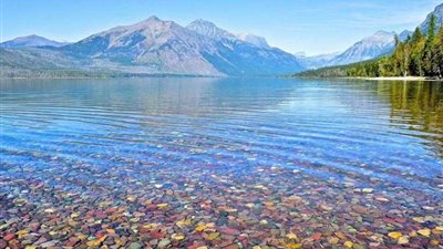 بحيرة ماكدونالد.. لوحة فنية ذات الحصى الملون