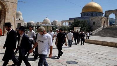 750 مستوطنا يقتحمون 