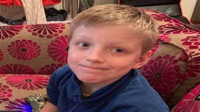 واضعاً سكينًا في حلقه.. الالتهاب يجبر طفلا على الانتحار