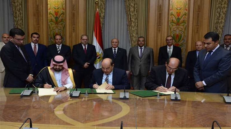 العصار يشهد توقيع