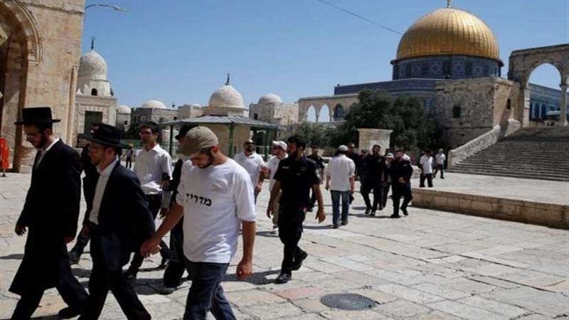 750 مستوطنا يقتحمون