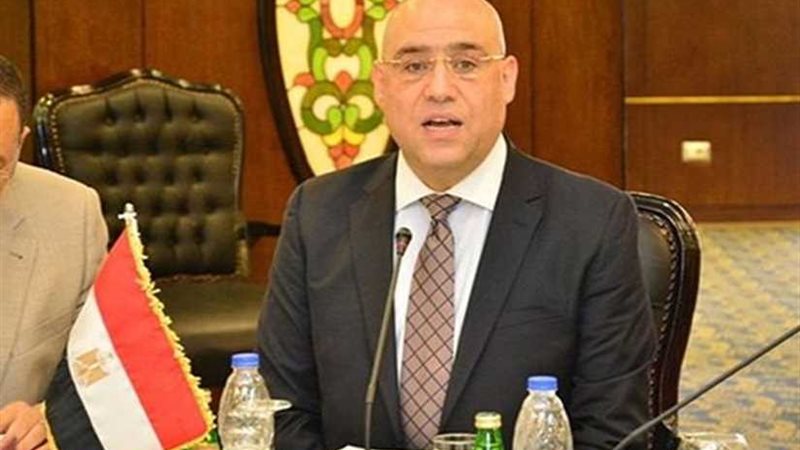وزير الإسكان يعقد