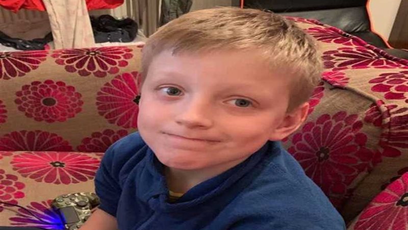 واضعاً سكينًا في