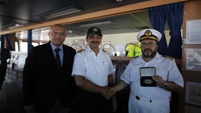 قناة السويس تشهد عبور أكبر سفينة حاويات في العالم