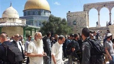 مئات الصهاينة يقتحمون باحات الاقصى بحجة الأعياد اليهودية