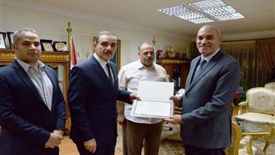 محافظ أسيوط يكرّم رئيس مركز ومدينة ديروط السابق