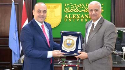 رئيس جامعة الإسكندرية يبحث سبل التعاون العلمي مع عمدة مدينة بافوس القبرصية