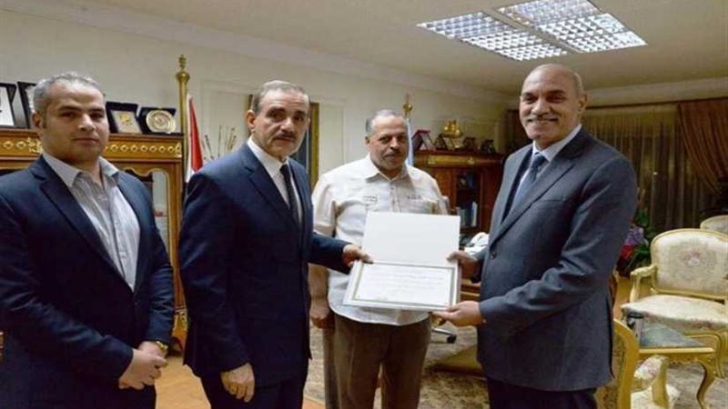 محافظ أسيوط يكرّم