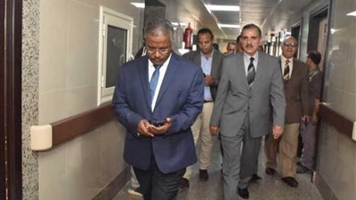 محافظ أسيوط يزور مصابي حادث (أسيوط/القاهرة) الزراعي بالمستشفى