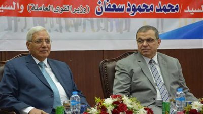 وزير القوى العاملة يسلم ١٢ شهادة لخريجي دورة 