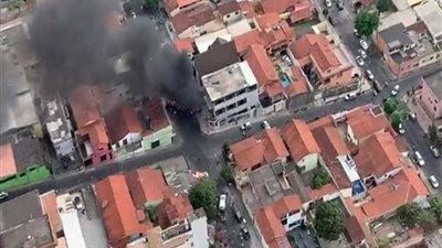 عاجل.. طائرة برازيلية تهبط على السيارات في شارع سكنى.. (فيديو وصور)